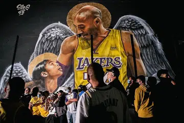 BERI PENGHARGAAN: Los Angeles Lakers, memberi penghargaan kepada Kobe Bryant setelah pasukan tersebut berjaya memenangi piala NBA pertamanya dalam sedekad. - Foto AFP