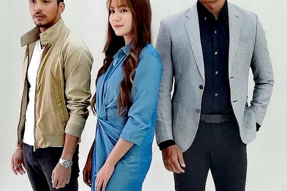 PAPAR DRAMA TERKINI: Drama 'Hatimu Sedingin Salju' yang dilakonkan bintang asal Singapura, Hisyam Hamid (kanan), Aprena Manrose (tengah) dan Hafeez Mikail, merupakan antara drama baru dari seberang yang turut disiarkan secara eksklusif di aplikasi iQiyi. - Foto TV3