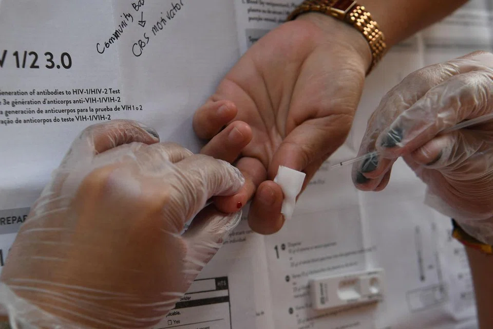 JALANI UJIAN: Individu boleh membeli kit ujian kendiri HIV di Klinik Jabatan Kawalan Jangkitan Penyakit Kelamin (DSC) dan Kumpulan Bertindak bagi Aids (AfA) untuk menguji diri mereka dalam privasi rumah mereka sendiri.