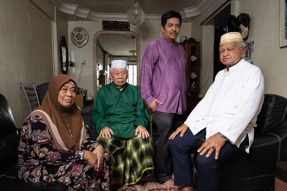 BANTU PENDUDUK DI KALA SUSAH: Jawatankuasa Eksekutif Badan Kebajikan Khairat Kampong West Coast Singapura, bersama pengasas Encik Mohamad Ali Ismail (dua dari kiri). Ditubuhkan pada 1980-an, ramai anggota badan khairat itu bekas penduduk Kampong West Coast. - Foto-foto KHAIRAT KITA: A HISTORY OF MALAY/MUSLIM MUTUAL AID IN SINGAPORE