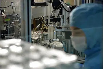 ELEKTRONIK LEMAH: Kelemahan dalam sektor perkilangan menyebabkan lebih ramai pekerja diberhentikan dengan 18 peratus daripada mereka dari sektor elektronik. - Foto fail