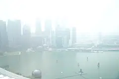 MULA JEJAS SINGAPURA: Keadaan agak berjerebu di kawasan kolam air di depan Marina Bay Sands baru-baru ini.