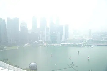 MULA JEJAS SINGAPURA: Keadaan agak berjerebu di kawasan kolam air di depan Marina Bay Sands baru-baru ini.