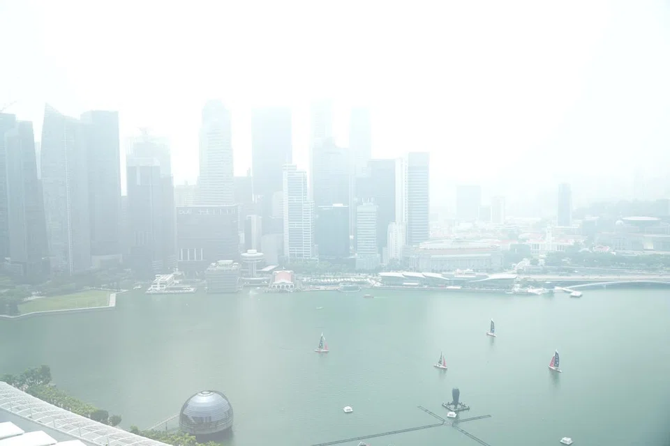 MULA JEJAS SINGAPURA: Keadaan agak berjerebu di kawasan kolam air di depan Marina Bay Sands baru-baru ini.