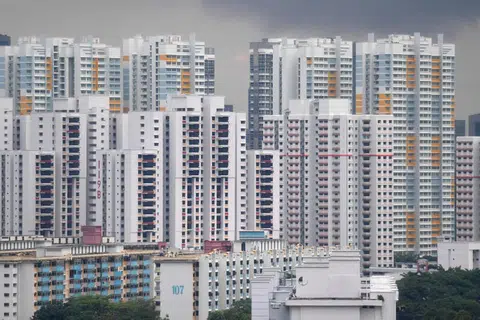KLASIFIKASI BARU: Orang ramai akan membeli flat BTO di bawah sistem klasifikasi baru, yang termasuk model perumahan baru, flat Plus, mulai tahun depan. 