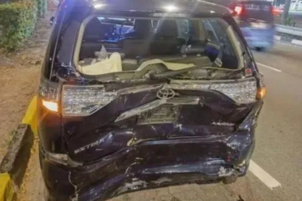 Kereta pelbagai guna atau MPV warga Singapura itu remuk di bahagian belakangnya selepas dilanggar oleh pemandu Malaysia di Johor Bahru.