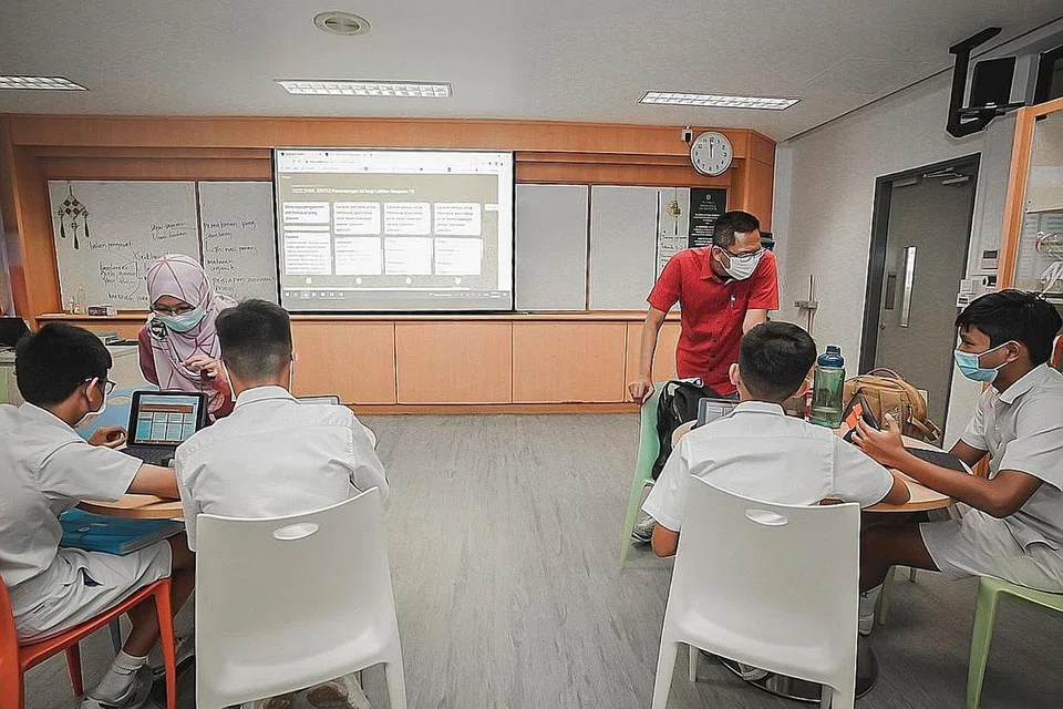 DALAMI BAHASA MELAYU: Cikgu Norhafizah Madbi (kiri) bersama Cikgu Sazali Sahri (kanan) gembira dengan bilangan permohonan bagi DSA Bahasa Melayu di Institusi Raffles yang amat memberangsangkan tahun ini. - Foto BH oleh NUR DIYANA TAHA