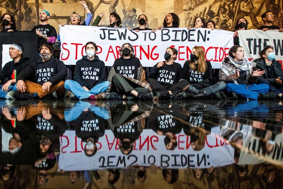 Penunjuk perasaan termasuk daripada masyarakat Yahudi di Rockefeller Centre, New York, Amerika Syarikat, menuntut Presiden Amerika, Encik Joe Biden, supaya menyokong usaha sedunia dalam memaksa Israel menghentikan serangan ke atas Gaza.      