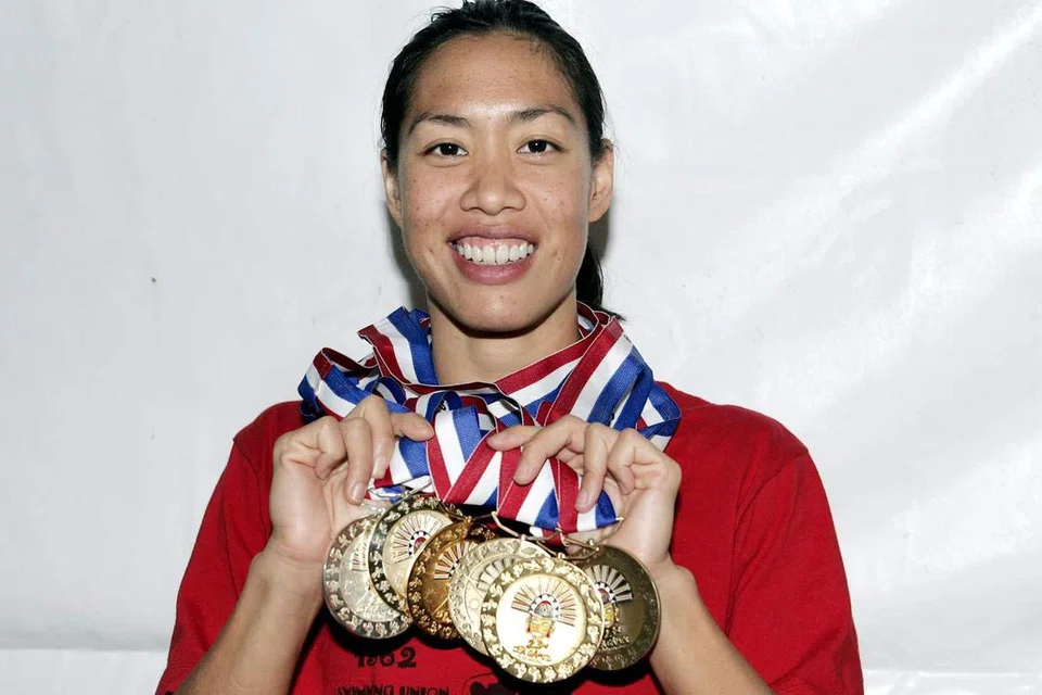 Joscelin Yeo mempamerkan enam pingat emas renangnya di Sukan SEA Filipina 2005 dengan bangga.