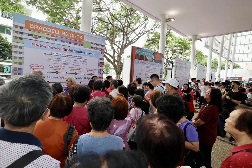 Penduduk dari kelompok Marine Parade menghadiri acara pelancaran khidmat bas percuma di Kelab Masyarakat Kampong Kembangan pada 30 Jun. 