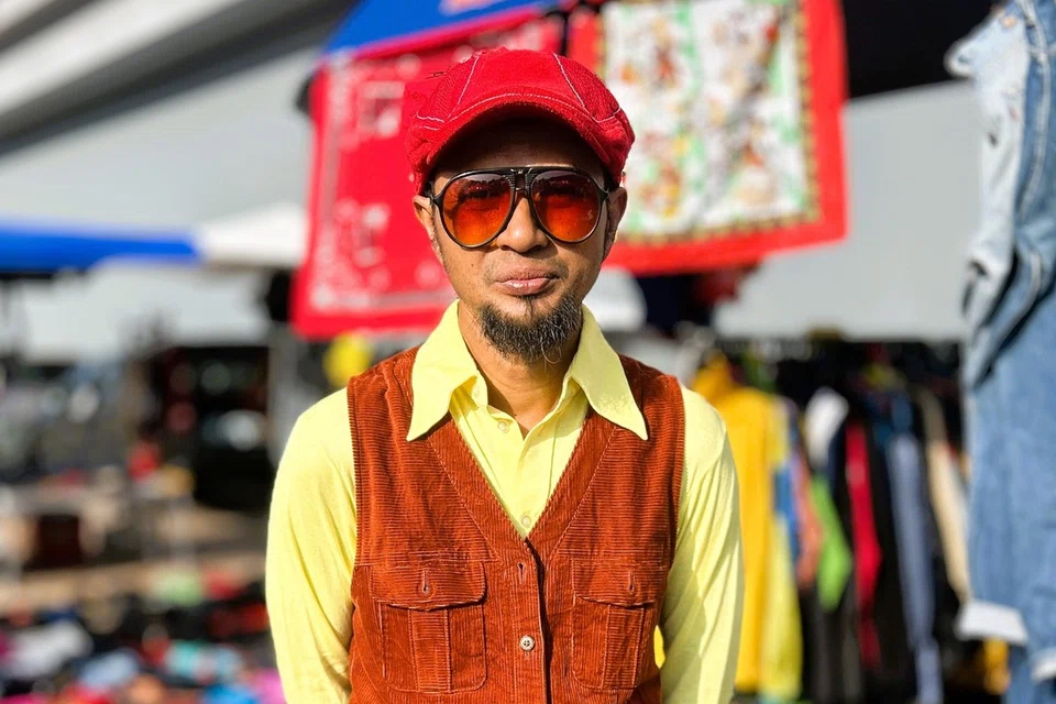 Encik Noriman Ngatiman, 50 tahun, memakai cermin mata yang diwarisi daripada datuknya.