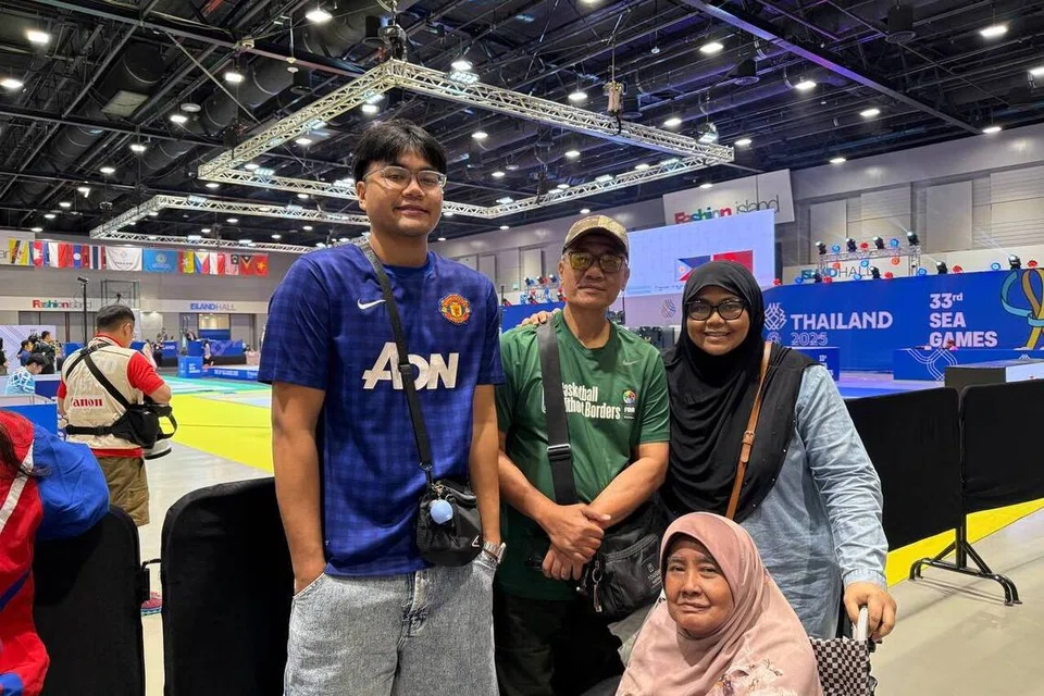 Anggota keluarga Filzah Hidayah Nor Anuar, hadir ke Bangkok untuk memberikan semangat kepada puteri mereka itu. Berada dalam gambar ialah (dari kiri) adik, Firdaus Nur Rashid; ayah, Nor Anuar Mohd Rashid; ibu, Farizah Mohamad Noor; dan nenek, Faridah Ibrahim.