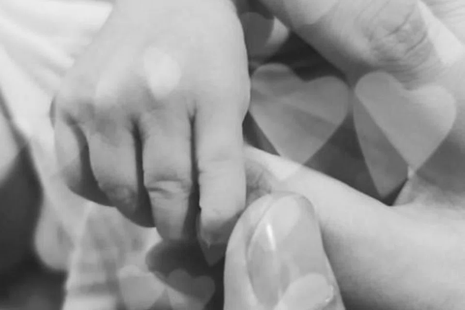 KEHADIRAN SI COMEL: Fazura mengucapkan syukur dan terima kasih di atas doa peminat yang ingin melihatnya menimang cahaya mata dan tidak putus-putus mengirim doa. - Foto INSTAGRAM FAZURA