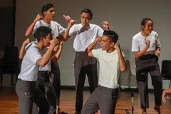 MAHIR DWIBAHASA: Pelajar Muhammad Syakir Moharum (tengah, tiga dari kiri) melihat penglibatannya dalam MLEP mampu terus memperkukuh kebolehannya berkomunikasi dalam kededua bahasa Melayu dan bahasa Inggeris dengan baik. Beliau dilihat sedang beraksi semasa pementasan akhir Tepuk Amai-Amai. - Foto BH oleh IQBAL FAIZAL