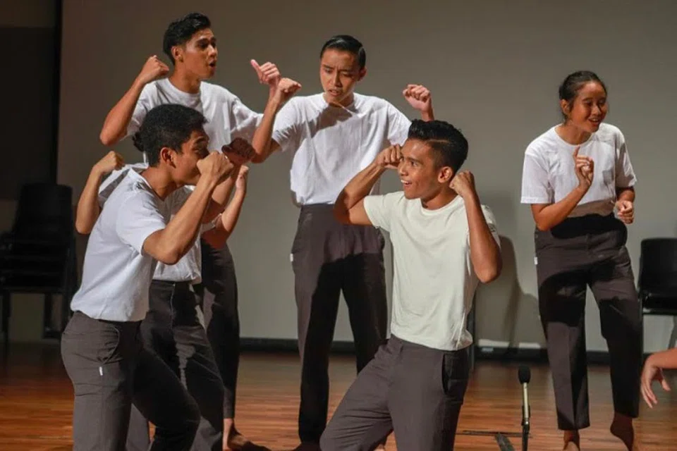 MAHIR DWIBAHASA: Pelajar Muhammad Syakir Moharum (tengah, tiga dari kiri) melihat penglibatannya dalam MLEP mampu terus memperkukuh kebolehannya berkomunikasi dalam kededua bahasa Melayu dan bahasa Inggeris dengan baik. Beliau dilihat sedang beraksi semasa pementasan akhir Tepuk Amai-Amai. - Foto BH oleh IQBAL FAIZAL