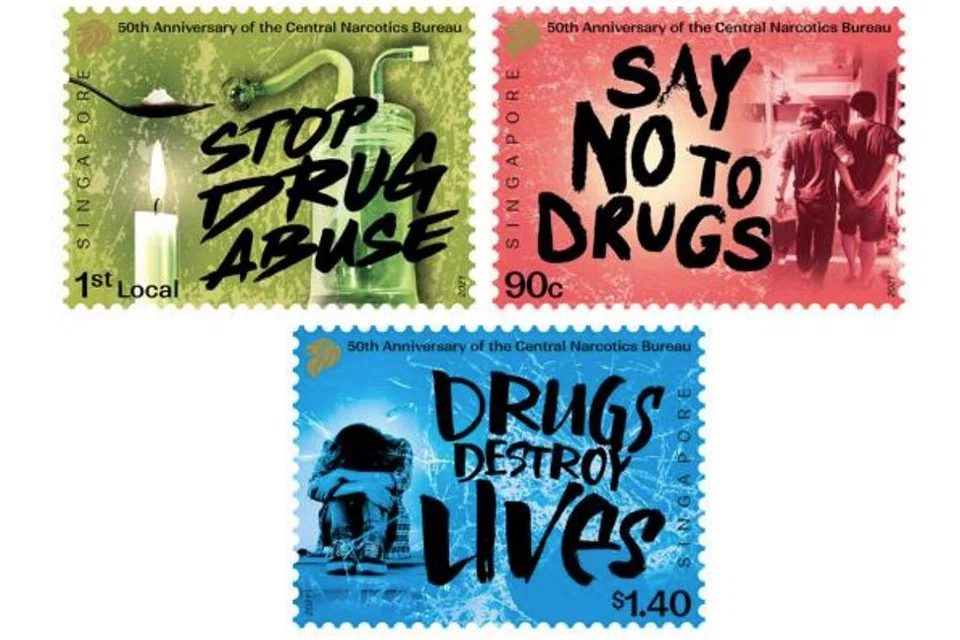 SETEM menyebarkan mesej antidadah (atas) dan buku menceritakan perjuangan Singapura dalam menentang dadah telah dilancarkan Biro Narkotik Pusat (CNB) sempena ulang tahun ke-50 agensi itu. - Foto-foto CNB