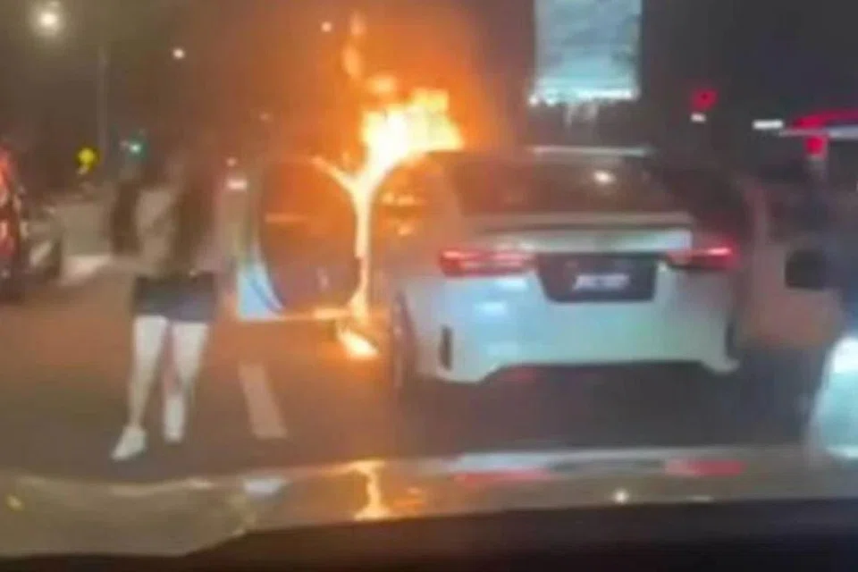 Pemandu dan penumpang dalam kereta, Toyota Vios, yang disimbah petrol lalu dibakar, sempat keluar menyelamatkan diri dalam kejadian di Jalan Tebrau, Johor Bahru, pada 2 Februari. Suspek disyaki suami pemilik kenderaan itu.