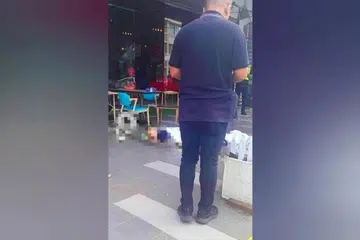 Tangkap layar video memaparkan seorang lelaki maut ditembak di Taman Setia Indah, Johor Bahru, pada tengah hari 8 Januari. 