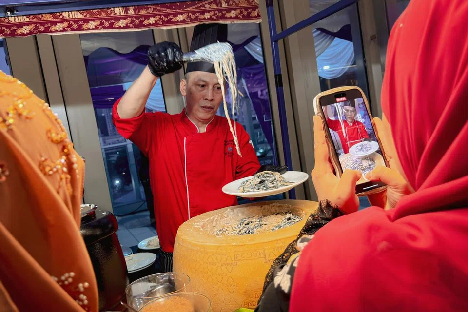 Cef di Premiera Hotel Kuala Lumpur menyajikan menu sajian Barat secara langsung untuk tawaran bufet iftar Ramadan 2026.