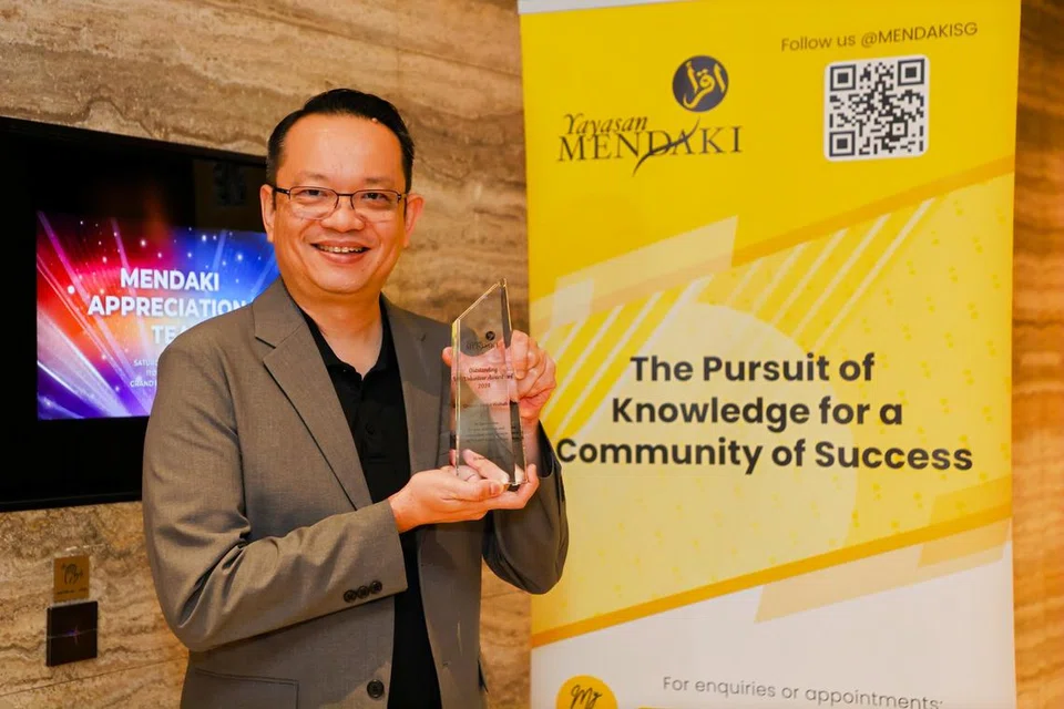 Encik Ghazali Abdul Wahab satu-satunya penerima Anugerah Sumbangan Terunggul Program Tuisyen Mendaki pada majlis jamuan dan penghargaan Yayasan Mendaki pada 23 November di Grand Hyatt Singapore.