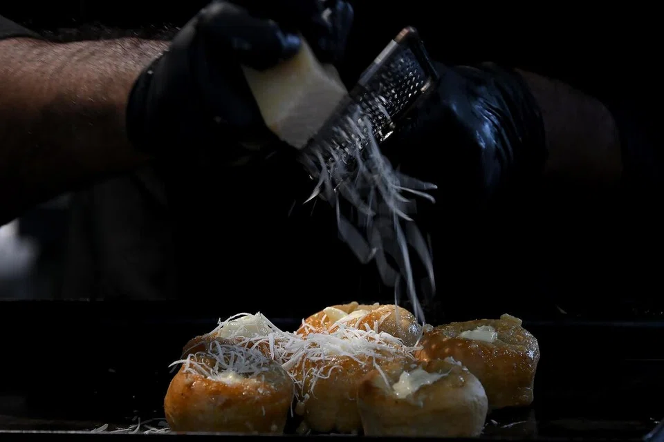 Roti bawang putih, ‘Garlic Knots’ di Goldenroy Sourdough Pizza menyerlah dengan roti ‘sourdough’ yang rangup dan gebu. 
