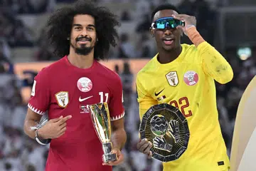 Akram Afif (kiri) bersama rakan sepasukannya, Meshaal Barsham (kanan) masing-masing menerima trofi pemain terbaik dan penjaga gawang terbaik Piala Asia kali ini.