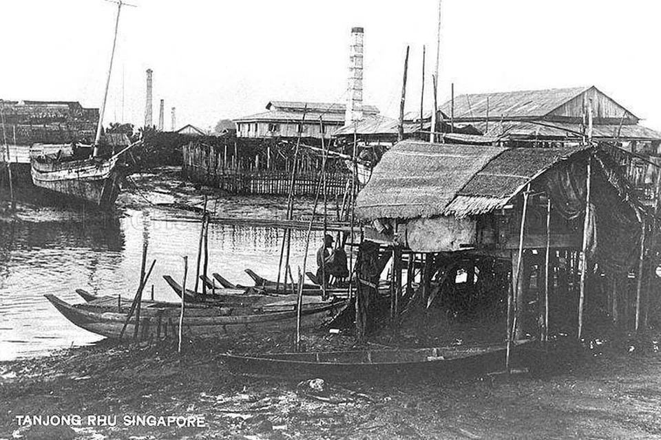 SARA HIDUP DI TEPI SUNGAI: Kehidupan Orang Laut di Tanjung Rhu pada sekitar tahun 1900-an setelah dipindahkan dari Sungai Singapura. 