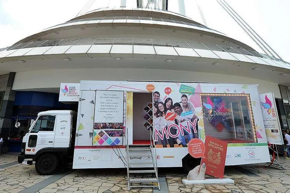 Lori Harmoni mengandungi maklumat tentang budaya dan kepercayaan kumpulan berbeza di Singapura, cerita warga baru dan warga asing, serta rusuhan kaum di sini pada 1960, dan merupakan sebahagian daripada usaha persatuan itu untuk mendidik orang ramai mengenai peri penting keharmonian kaum, agama dan sosial. 