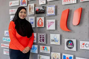 BERI BANTUAN: Cik Shahna'z Harris telah melawat dari rumah ke rumah penduduk di Bedok dan Geylang yang memerlukan bantuan dan nasihat pekerjaan sejak dua bulan lalu. - Foto BH oleh NUR DIYANA TAHA