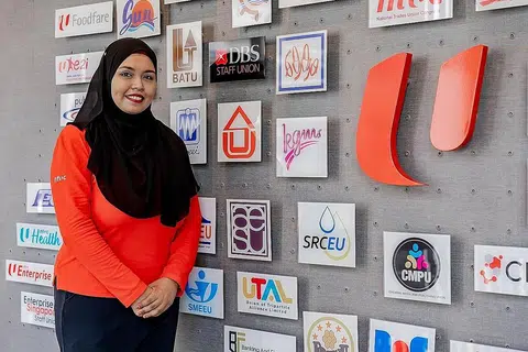 BERI BANTUAN: Cik Shahna'z Harris telah melawat dari rumah ke rumah penduduk di Bedok dan Geylang yang memerlukan bantuan dan nasihat pekerjaan sejak dua bulan lalu. - Foto BH oleh NUR DIYANA TAHA