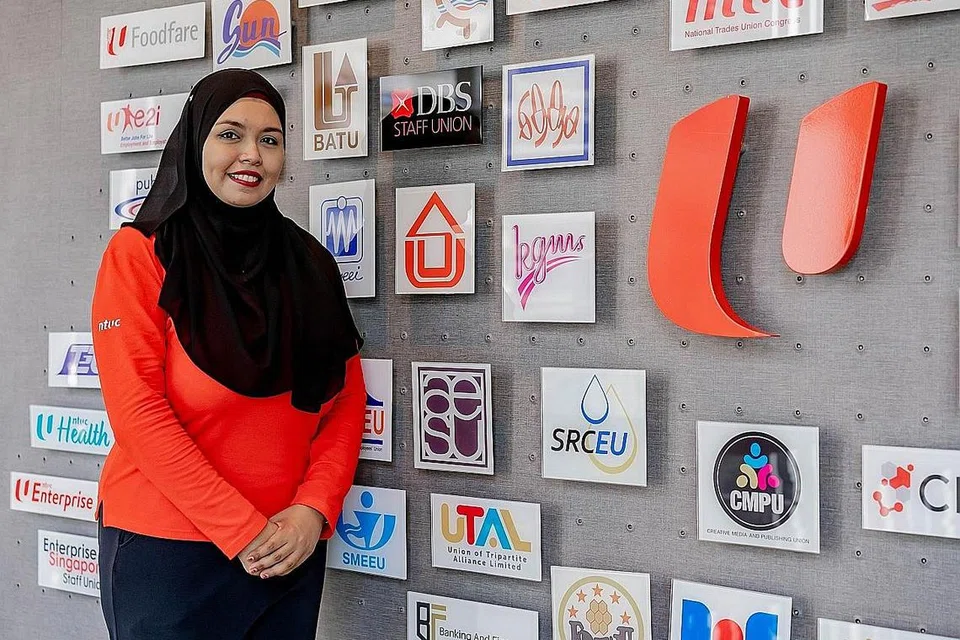 BERI BANTUAN: Cik Shahna'z Harris telah melawat dari rumah ke rumah penduduk di Bedok dan Geylang yang memerlukan bantuan dan nasihat pekerjaan sejak dua bulan lalu. - Foto BH oleh NUR DIYANA TAHA