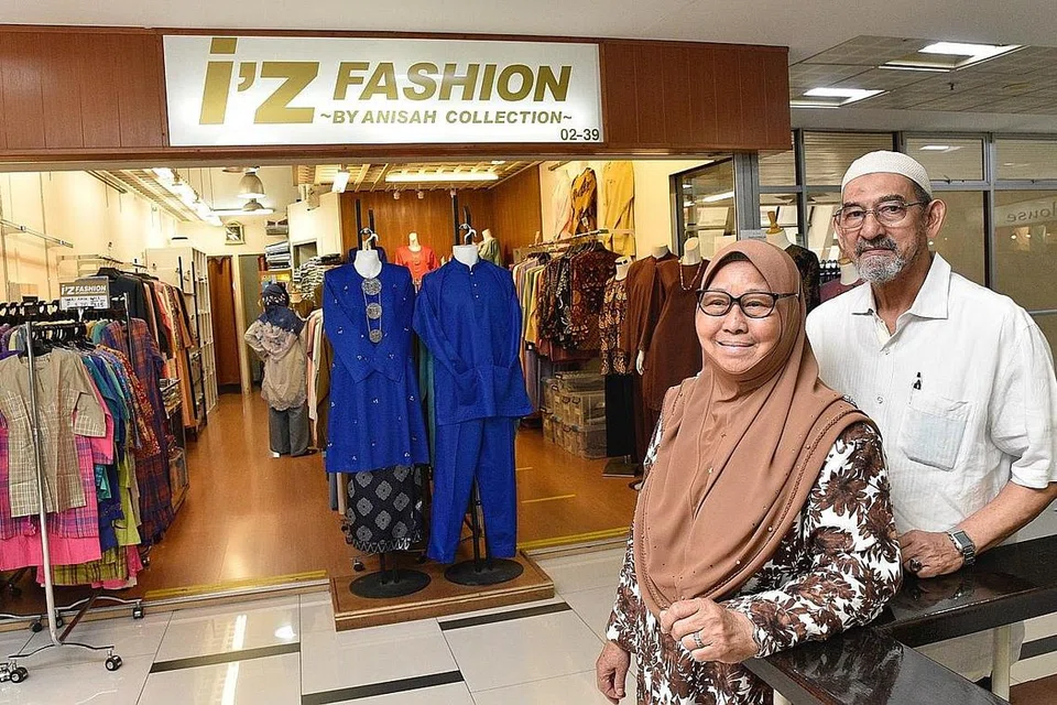 LEBIH RAMAI PELANGGAN: Cik Fatimah Yahaya, pemilik I'z Fashion by Anisah Collection berkata stok baru dan lamanya laris dijual. - Foto BH oleh DESMOND WEE