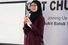 BERI CERAMAH MOTIVASI: Cik Nurshafiqah Sabri diundang Anggota Parlimen SMC Bukit Batok, Encik Murali Pillai, untuk menyampaikan ceramah motivasi kepada belia di majlis penyampaian Edusave dan anugerah pendidikan kepada pelajar di kawasan itu.