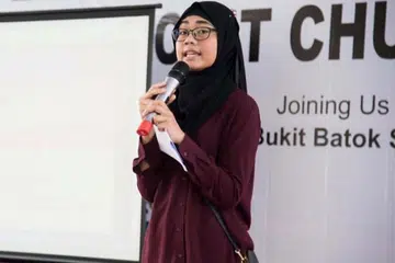 BERI CERAMAH MOTIVASI: Cik Nurshafiqah Sabri diundang Anggota Parlimen SMC Bukit Batok, Encik Murali Pillai, untuk menyampaikan ceramah motivasi kepada belia di majlis penyampaian Edusave dan anugerah pendidikan kepada pelajar di kawasan itu.