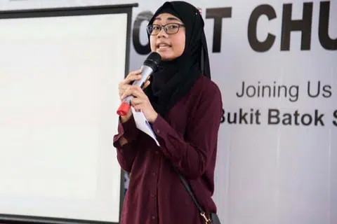 BERI CERAMAH MOTIVASI: Cik Nurshafiqah Sabri diundang Anggota Parlimen SMC Bukit Batok, Encik Murali Pillai, untuk menyampaikan ceramah motivasi kepada belia di majlis penyampaian Edusave dan anugerah pendidikan kepada pelajar di kawasan itu.