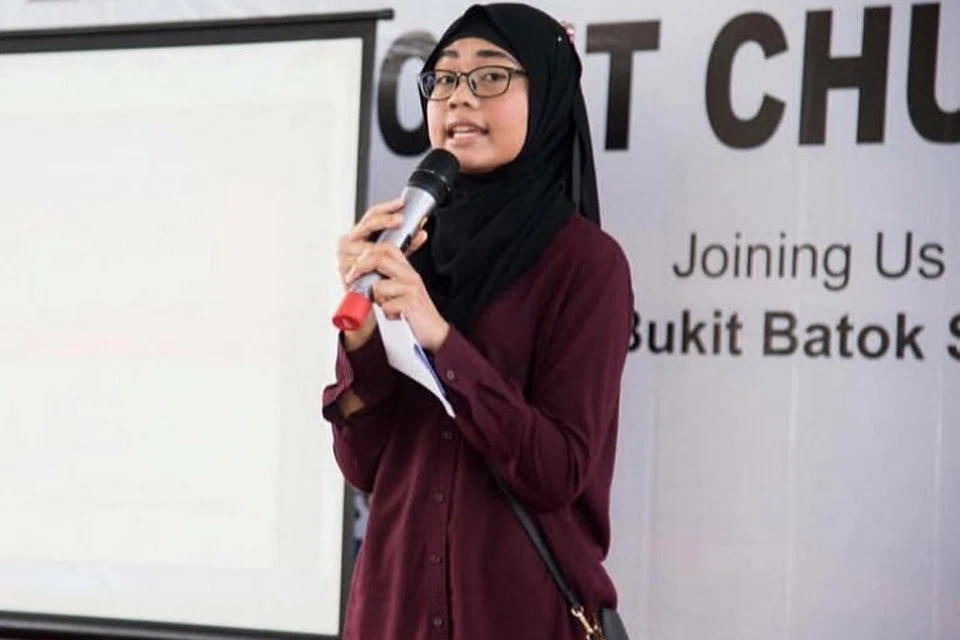 BERI CERAMAH MOTIVASI: Cik Nurshafiqah Sabri diundang Anggota Parlimen SMC Bukit Batok, Encik Murali Pillai, untuk menyampaikan ceramah motivasi kepada belia di majlis penyampaian Edusave dan anugerah pendidikan kepada pelajar di kawasan itu.