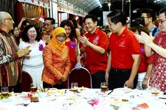 SOKONGAN PADU: Cik Halimah mendapat tepukan gemuruh selepas mengumumkan akan bertanding dalam Pilihan Raya Presiden malam tadi. Turut bersama beliau ialah suaminya, Encik Mohammed Abdullah Alhabshee (kiri) dan AP-AP GRC Marsiling-Yew Tee lain termasuk (dari kanan) Encik Ong Teng Koon, Encik Alex Yam dan Encik Lawrence Wong. - Foto KHALID BABA