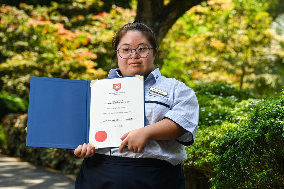 PENGHARGAAN ISTIMEWA: Cik Nadya Ahmad Loqman, 18 tahun, yang menghidapi Sindrom Down sejak lahir, adalah antara 27 pelajar yang menerima Anugerah Pelajar Contoh Lee Kuan Yew (LKY-ESA) pada 26 Ogos.