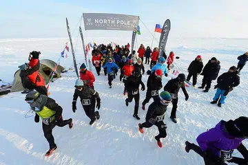 UJI DIRI: Para peserta sanggup mengharungi kesejukan yang amat sangat dalam usaha menyertai 'kelab eksklusif' sekumpulan pelari yang berjaya menamatkan perlumbaan di Maraton Kutub Utara. - Foto MARATON KUTUB UTARA FWD 