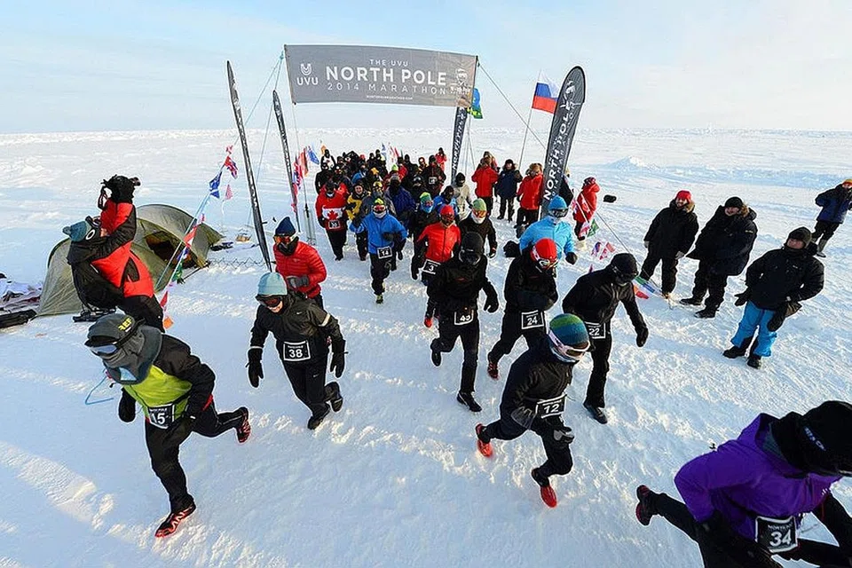 UJI DIRI: Para peserta sanggup mengharungi kesejukan yang amat sangat dalam usaha menyertai 'kelab eksklusif' sekumpulan pelari yang berjaya menamatkan perlumbaan di Maraton Kutub Utara. - Foto MARATON KUTUB UTARA FWD 