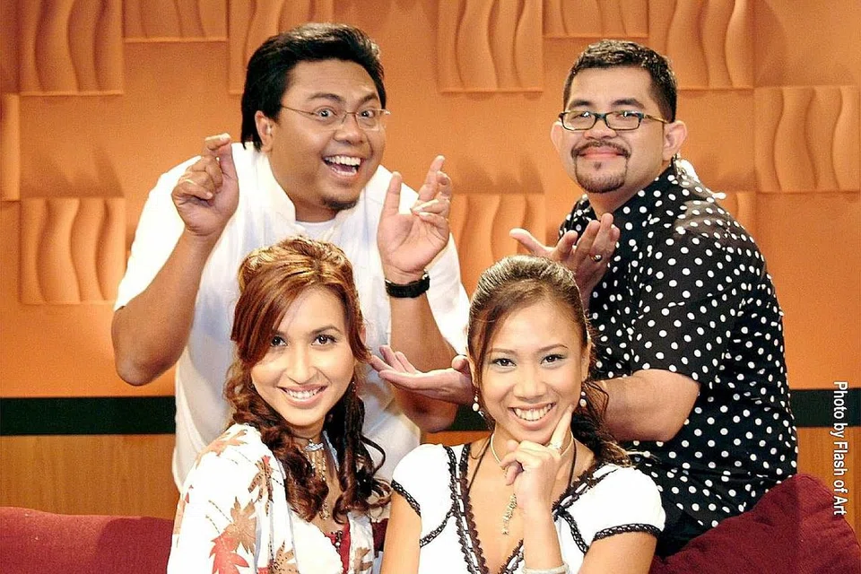 PENERAJU UTAMA MASA LALU: Lukman (kanan) bersama bekas pengacara Selamat Pagi Singapura, Suhaimi Yusof, Haney Hadad (kiri) dan Dalina Jaapar dalam gambar 2005 ini. - Foto fail