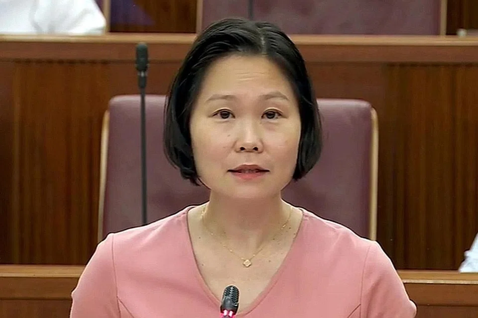 Menteri Negara (Tenaga Manusia merangkap Pendidikan), Cik Gan Siow Huang.