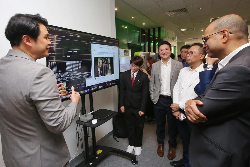 Pusat Kecemerlangan Kecerdasan Buatan (AI), SME@AiTE, yang ditubuhkan oleh Persatuan Syarikat-syarikat Kecil dan Sederhana (Asme) dan Institut Pendidikan Teknikal (ITE) dilancarkan di ITE Kolej Tengah pada 14 April.