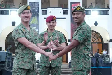 Panglima Tentera Darat, Mejar Jeneral (MG) David Neo (tengah), saksikan penyerahan Lambang Komand daripada Brigadier Jeneral (BG) Wong Shi Ming (kiri) kepada Kolonel (COL) Fairoz Hassan.