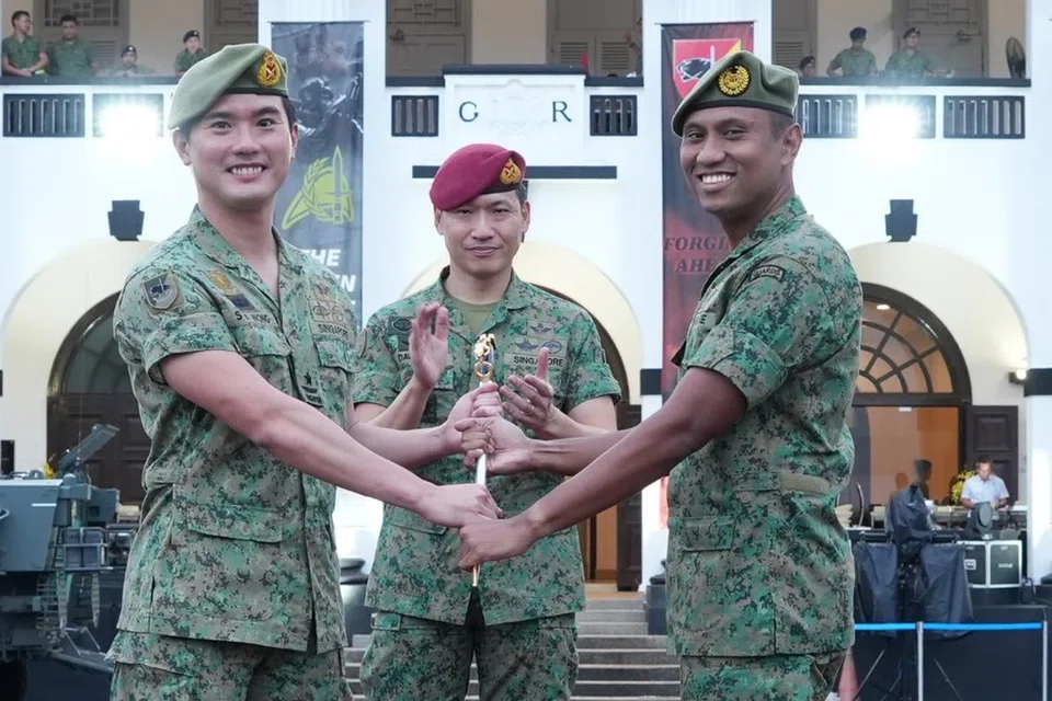 Panglima Tentera Darat, Mejar Jeneral (MG) David Neo (tengah), saksikan penyerahan Lambang Komand daripada Brigadier Jeneral (BG) Wong Shi Ming (kiri) kepada Kolonel (COL) Fairoz Hassan.