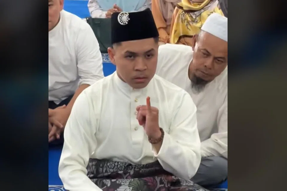 NIKAH GUNA BAHASA ISYARAT: Mempelai lelaki ini melafazkan penerimaan nikah menggunakan bahasa isyarat dalam satu majlis di Masjid Ismail Petra Tanah Merah, Kelantan.