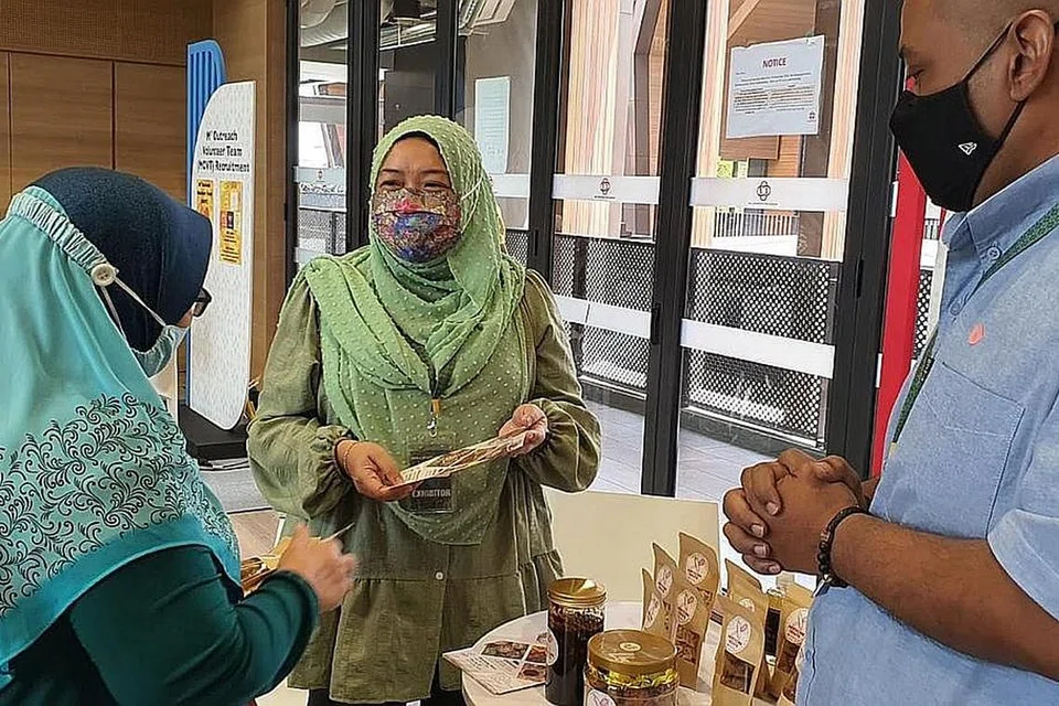 CUBA BIDANG LAIN: Selepas diberhentikan kerja bulan lalu Cik Andini (tengah) terus mengusahakan perniagaan dalam taliannya, Annticing Treats, yang dimulakan semasa tempoh CB. - Foto WGS