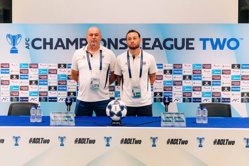 Ketua jurulatih Persib Bandung, Bojan Hodak (kiri), dan kapten pasukan, Marc Klok, yakin untuk berdepan dengan Lion City Sailors dalam perlawanan Liga Juara-Juara Asia 2 (ACL2) di Stadium Bishan pada 26 November. Walaupun hanya memerlukan satu mata untuk mengesahkan kelayakan mereka ke pusingan seterusnya, Hodak menegaskan bahawa mereka akan memburu kemenangan.