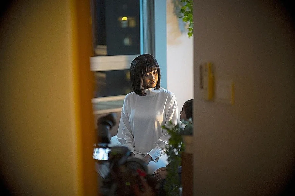 CABARAN TERSENDIRI: Menjadi android dalam 'Distopia' merupakan pengalaman emas buat Nurul Aini Abdul Rahim apabila pergerakan mata dan ekspresi wajah perlu dikawal. - Foto KONXEPZ PRODUCTIONS