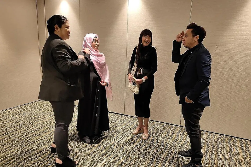 KETEPIKAN PERSAINGAN: Penyedia khidmat perkahwinan bersatu demi kebaikan bersama. Mereka termasuk (dari kiri) Cik Nooradilah, Cik Fathiah, Cik Salwah dan Encik Raffiey Nasir. - Foto BH oleh NUR DHUHA ESOOF